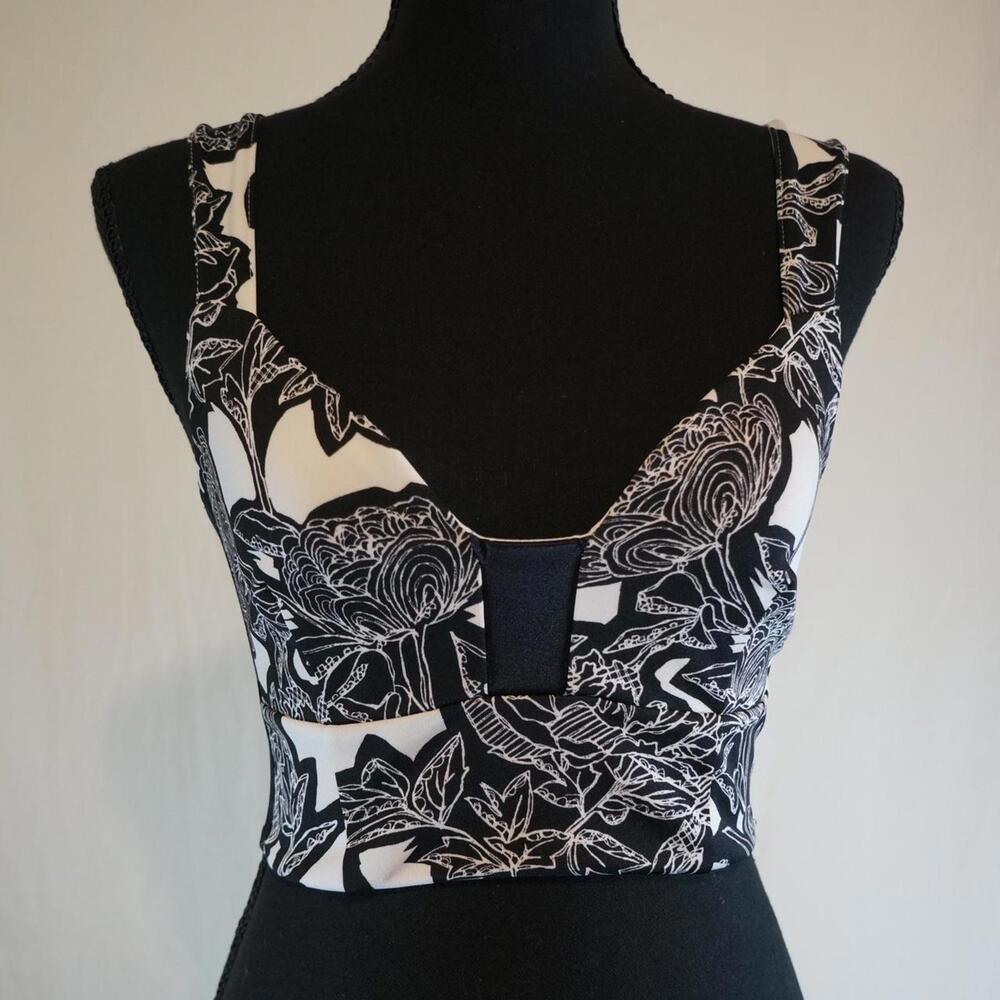 Express Women's Black and White Abstract Crop Top